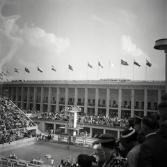 Németország, Berlin, Olimpiai Úszóstadion, a XI. nyári olimpiai játékok műugróversenye. Háttérben az Olimpiai Stadion., 1936, Lőrincze Judit, Fortepan #188626