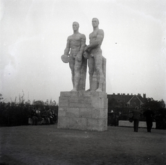 Németország, Berlin, Karl Albiker Diszkoszvetők című szobra az Olimpiai Stadion parkjában., 1936, Lőrincze Judit, Fortepan #188631