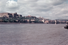 Magyarország, Budapest I., a budai Vár és a Széchenyi Lánchíd a pesti alsó rakpart felől nézve., 1959, Lőrincze Judit, színes, Budapest, Fortepan #188670