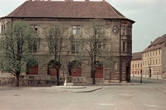 Magyarország, budai Vár, Budapest I., Kisfaludi Strobl Zsigmond szobrászművész alkotása, az Öreg huszár (1932) a Palota út - Szent György utca találkozásánál, jobbra a Dísz tér., 1955, Lőrincze Judit, Budapest, színes, szobor, épületdísz, sarokház, Fortepan #188691