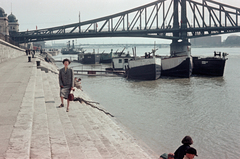 Magyarország, Budapest V., pesti alsó rakpart, háttérben haltároló bárkák és a Szabadság híd., 1955, Lőrincze Judit, Budapest, színes, hajó, Fortepan #188697