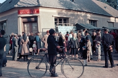 Magyarország, Bakonybél, Fő utca, jobbra a Petőfi utca., 1959, Lőrincze Judit, színes, kerékpár, vendéglő, sokadalom, Fortepan #188747