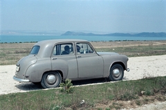 Magyarország, Balatonföldvár, a 7-es főút pihenője a város nyugati szélénél, háttérben a Tihanyi-félsziget., 1961, Lőrincze Judit, Hillman-márka, Hillman Minx, színes, Fortepan #188797