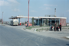 Magyarország,Balaton, Siófok, benzinkút a 7-es főút mellett, a mai Somlay Artúr utca torkolata közelében., 1959, Lőrincze Judit, Hillman-márka, Hillman Minx, színes, Fortepan #188798