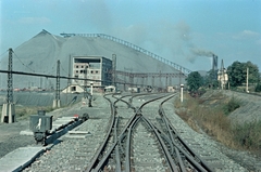 Magyarország, Pécs, Pécsi Hőerőmű építketése, szemben a szénosztályozó és a szénrakodó., 1959, Lőrincze Judit, színes, sínpálya, Fortepan #188811