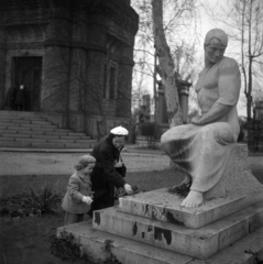 Magyarország, Budapest VIII., Fiumei úti Nemzeti Sírkert (Kerepesi temető), Ady Endre síremléke., 1951, Merza József, Budapest, kabát, kislány, anya, svájcisapka, síremlék, virág, Fortepan #188866