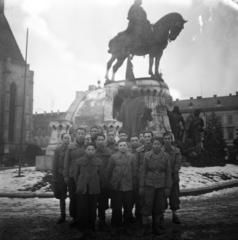 Romania,Transylvania, Cluj-Napoca, Fő tér, Hunyadi Mátyás emlékműve (Fadrusz János, 1902.), balra a Szent Mihály-templom., 1940, Magyar Földrajzi Múzeum / Lang Sándor, Fortepan #188898