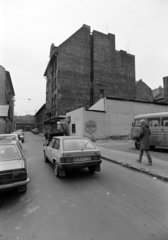 Magyarország, Budapest VIII., az Auróra utca 35. számú üres telektől a József utca felé nézve., 1989, Orosz István, rendszám, Budapest, Lada Samara, Audi 80, Fortepan #188961