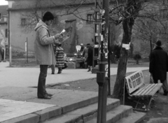 Magyarország, Óbuda, Budapest III., Szentlélek (Korvin Ottó) tér az autóbusz-végállomás és a HÉV megálló között. Háttérben a Zichy-kastély oldalfala., 1980, Orosz István, Budapest, Fortepan #188968