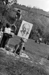 Hungary, Budapest VII., Reformációi park (ekkor névtelen) a Városligeti (Gorkij) fasor - Bajza utca találkozásánál. Végvári Gyula keramikus 1973-ban készített kerámia térplasztikája. Háttérben a Damjanich utca házsora., 1978, Orosz István, Budapest, Fortepan #188981