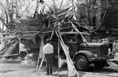 Hungary, Budapest XIV., Állatkerti körút, május 1-i felvonuláson használt zászlók összegyűjtése a Szépművészeti Múzeum mellett., 1978, Orosz István, Best of, Budapest, Fortepan #188986