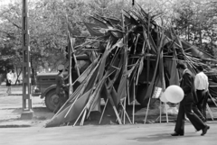 Hungary, Budapest XIV., Állatkerti körút, május 1-i felvonuláson használt zászlók összegyűjtése a Szépművészeti Múzeum mellett., 1978, Orosz István, Budapest, Fortepan #188987