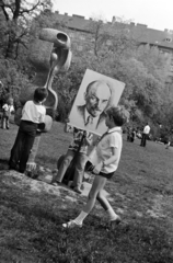 Hungary, Budapest VII., Reformációi park (ekkor névtelen) a Városligeti (Gorkij) fasor - Bajza utca találkozásánál. Végvári Gyula keramikus 1973-ban készített kerámia térplasztikája. Háttérben a Damjanich utca házsora., 1978, Orosz István, Budapest, Fortepan #188992