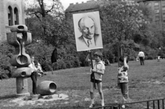 Hungary, Budapest VII., Reformációi park (ekkor névtelen) a Városligeti (Gorkij) fasor - Bajza utca találkozásánál. Végvári Gyula keramikus 1973-ban készített kerámia térplasztikája a fasori evangélikus templom mellett. Háttérben a Damjanich utca házsora., 1978, Orosz István, Budapest, Fortepan #188994