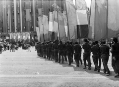 Hungary, Budapest XIV.,Budapest VI., Ötvenhatosok tere (Felvonulási tér), május 1-i felvonulás végén elhagyják a teret a zászlótartó fiatalok. Háttérben a Dózsa György út 84., a MÉMOSZ (Magyarországi Építőipari Munkások Országos Szövetsége) székháza., 1978, Orosz István, Budapest, Fortepan #188997