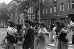 Magyarország, Szeged, Boldogasszony sugárút (Április 4. útja) a Vitéz utcánál, jobb szélen a Béke Tanszék Bistro., 1982, Orosz István, ballagás, gyalogátkelő, Fortepan #189059