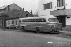 Magyarország, Kecskemét, az Ikarus 55-ös típusú autóbusz a Kuruc körút 14. számú épület előtt áll., 1977, Orosz István, autóbusz, Ikarus-márka, Ikarus 55, rendszám, Fortepan #189060