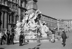 Olaszország, Róma, Piazza Navona, Fontana dei Quattro Fiumi (Négy folyó szökőkútja). Balra a Sant'Agnese in Agone., 1960, Palkó Zsolt, szoborcsoport, Fortepan #189085