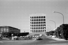 Olaszország, Róma, EUR városrész, Viale della Civiltà del Lavoro, szemben a Palazzo della Civiltà Italiana., 1960, Palkó Zsolt, modern építészet, köztéri óra, Fortepan #189117