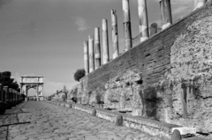 Olaszország, Róma, Forum Romanum, Via Sacra, Titus diadalíve., 1960, Palkó Zsolt, antik kultúra, műemlék, oszlopsor, Fortepan #189144