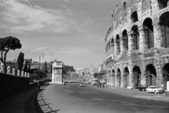 Olaszország, Róma, balra Constantinus császár diadalíve, jobbra a Colosseum., 1960, Palkó Zsolt, antik kultúra, rom, római birodalom, Fortepan #189149