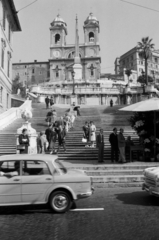 Olaszország, Róma, Piazza di Spagna, szemben a Spanyol-lépcső és egy egyiptomi obeliszk, mögötte a Trinitá dei Monti templom., 1960, Palkó Zsolt, lépcsősor, Fortepan #189159