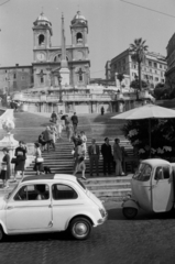 Olaszország, Róma, Piazza di Spagna, szemben a Spanyol-lépcső és egy egyiptomi obeliszk, mögötte a Trinitá dei Monti templom., 1960, Palkó Zsolt, Fiat-márka, lépcsősor, Fortepan #189160