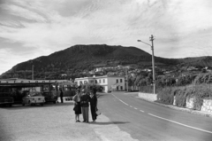 Olaszország, San Felice Circeo, Lungomare Circe, a felvétel a Via Tiberio Imperatore közelében készült, háttérben a Monte Circeo., 1960, Palkó Zsolt, étterem, Fortepan #189164