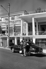 Olaszország, San Felice Circeo, Hotel Neanderthal., 1960, Palkó Zsolt, automobil, emberpár, Alfa Romeo 1900, Fortepan #189165