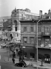 Horvátország,Adria, Fiume, háttérben a Kapucínus-rendi Lurdi asszonyok temploma., 1959, Ungvári György, templom, automobil, Fortepan #189175