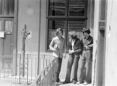 Hungary, Budapest IX., a felvétel a Lónyay (Szamuely) utca 26-os számú ház körfolyosóján készült., 1975, Fortepan, courtyard balcony, tableau, Budapest, three people, Fortepan #18918