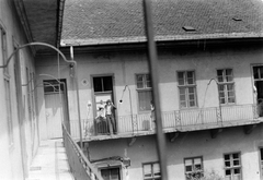 Hungary, Budapest IX., a felvétel a Lónyay (Szamuely) utca 26-os számú ház körfolyosóján készült., 1975, Fortepan, courtyard balcony, Budapest, Fortepan #18919