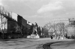 Magyarország, Budapest VIII., a Múzeumkert a Múzeum körút - Bródy Sándor utca sarok felé nézve, középen Arany János szobra., 1961, Ungvári György, Budapest, Fortepan #189215