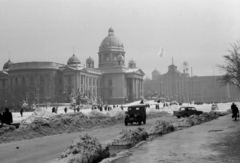 Szerbia, Belgrád, Nikola Pašić (ekkor Marks i Engels) tér, a Szerb Nemzetgyűlés épülete és távolabb a postahivatal épülete., 1960, Ungvári György, hókupac, középület, Fortepan #189222