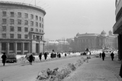 Szerbia, Belgrád, Nikola Pašić (ekkor Marks i Engels) tér, jobbra a Szerb Történeti Múzeum, balra a Szerb Nemzetgyűlés épülete., 1960, Ungvári György, hókupac, középület, Fortepan #189223