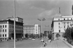 Bulgaria, Sofia, plosad Knjaz Alekszandar I., balra a Bolgár Nemzeti Bank épülete, jobbra a Bolgár Kommunista Párt székháza (később a Nemzetgyűlés egyik épülete). Háttérben a plosad Nezaviszimoszt (plosad Lenin) és az Elnöki Palota., 1963, Ungvári György, Fortepan #189237