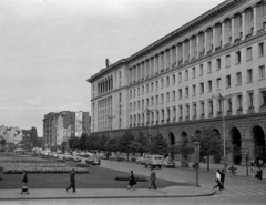 Bulgaria, Sofia, plosad Nezaviszimoszt (plosad Lenin), jobbra a Minisztertanács épülete., 1963, Ungvári György, Fortepan #189240