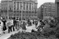 Magyarország, Budapest V., Deák Ferenc tér, szemben balra az Anker-ház., 1975, Ungvári György, Budapest, háttal, ballagás, Fortepan #189248