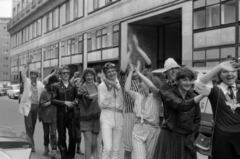 Magyarország, Budapest V., Erzsébet (Engels) tér, háttérben a Budapesti Rendőr-főkapitányság épülete., 1975, Ungvári György, Budapest, vidámság, ballagás, Fortepan #189250