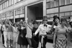 Magyarország, Budapest V., Erzsébet (Engels) tér, háttérben a Budapesti Rendőr-főkapitányság épülete., 1975, Ungvári György, Budapest, ballagás, cross-dressing, jelmez, Fortepan #189251