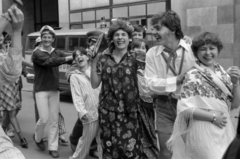 Magyarország, Budapest V., Erzsébet (Engels) tér, háttérben a Budapesti Rendőr-főkapitányság épülete., 1975, Ungvári György, Budapest, nevetés, ballagás, jelmez, diák, Fortepan #189252