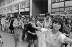 Magyarország, Budapest V., Erzsébet (Engels) tér, háttérben a Budapesti Rendőr-főkapitányság épülete., 1975, Ungvári György, Budapest, ballagás, jelmez, Fortepan #189253