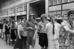 Magyarország, Budapest V., Erzsébet (Engels) tér, háttérben a Budapesti Rendőr-főkapitányság épülete., 1975, Ungvári György, Budapest, fiatalság, vidámság, cross-dressing, jelmez, Fortepan #189254