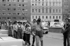 Magyarország, Budapest V., Deák Ferenc utca, szemben a Bécsi utca házsora., 1975, Ungvári György, Budapest, vidámság, ballagás, Fortepan #189258