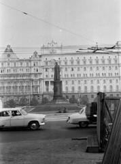 Oroszország, Moszkva, Lubjanka (Dzerzsinszkij) tér a Nyikolszkaja (25. Oktjabrja) utca felől, szemben a Dzerzsinszkij-szobor (Vucsetics, 1958.), mögötte jobbra a KGB épülete., 1962, Ungvári György, Fortepan #189296