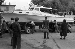 Magyarország,Balaton, Siófok, kikötő (korábbi MAC vitorláskikötő), a tréleren a Magyar Tudományos Akadémia Biológiai Kutatóintézete (később Ökológiai Kutatóközpont Balatoni Limnológiai Intézet) Lóczy Lajosról elnevezett kutatóhajója., 1959, Tölg Anna, háttal, aktatáska, Fortepan #189435