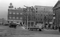 Lengyelország, Katowice, Rynek, jobbra a Sziléziai Színház., 1959, Tölg Anna, automobil, neon felirat, Fortepan #189519