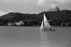 Magyarország,Balaton, Tihany, kalóz vitorlás a kikötőnél, jobbra fent a Bencés Apátság., 1960, Tölg Anna, Tihany hajó, hajó, tó, Fortepan #189585