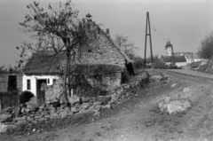 Magyarország,Balaton, Tihany, Kossuth Lajos utca 69., jobbra a háttérben az Apátsági templom., 1960, Tölg Anna, földút, Fortepan #189622