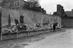 Lengyelország, Gdańsk, Rybackie Pobrzeże, balra fent az ulica Świętojańska 47/48. számú ház., 1959, Tölg Anna, graffiti, falfestmény, Fortepan #189698